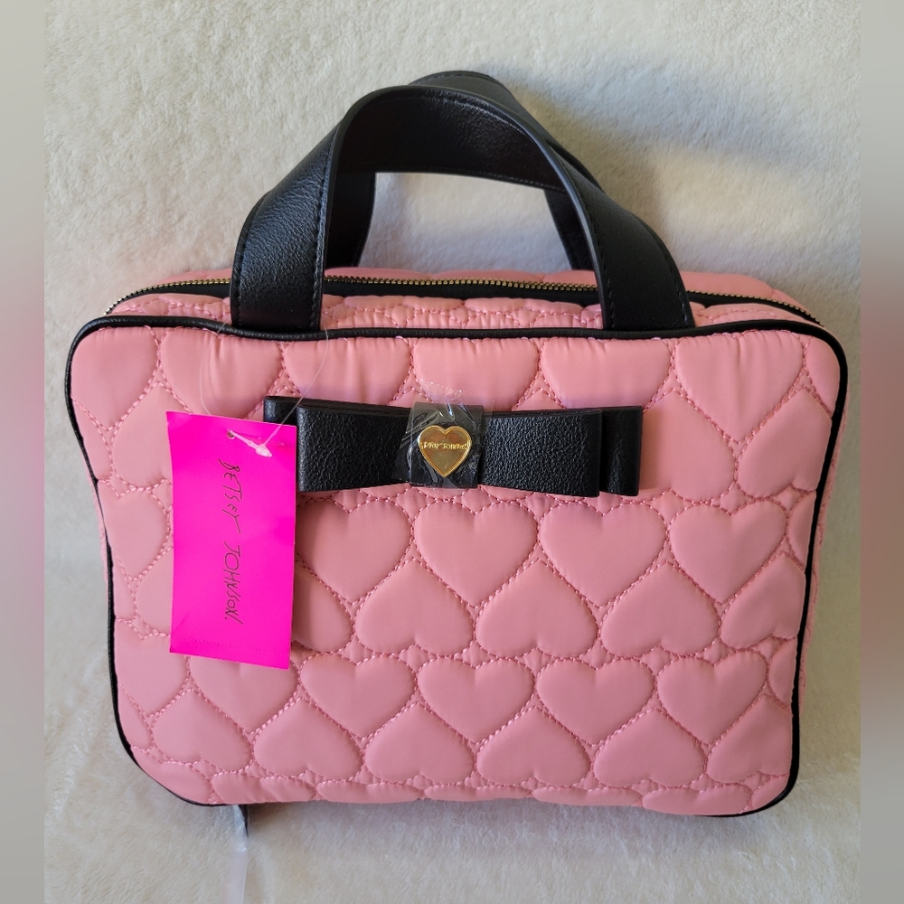 🩷🩷BETSEY JOHNSON BLUSH QUILTED COSMETIC BAG🩷🩷
